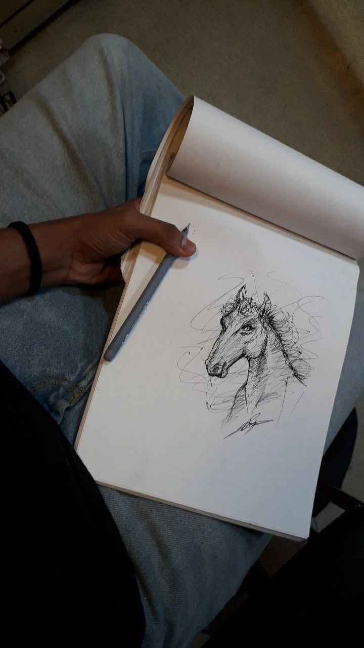 Persona practicando dibujo